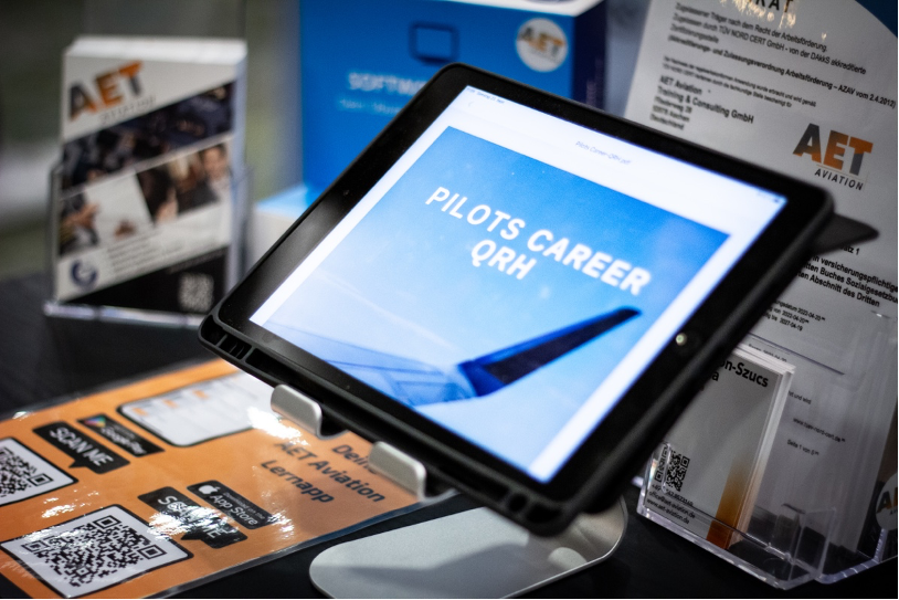 iPad mit Info Bild von AET mit Werbung, Piloten bei der Testvorbereitung und Vorstellungsgesprächen zu unterstützen